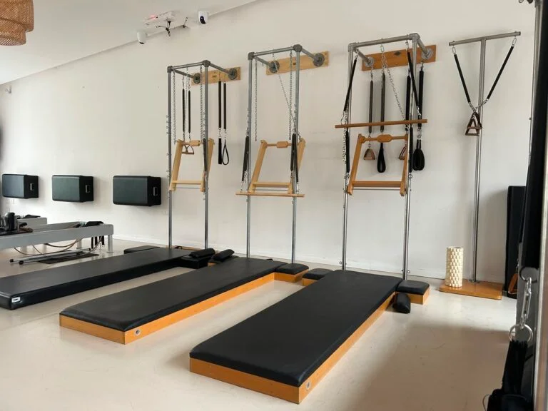 Sala de Pilates de Elementos con equipamiento clásico